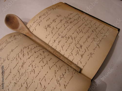 Altes kochbuch handschrift mit kochlöffel
