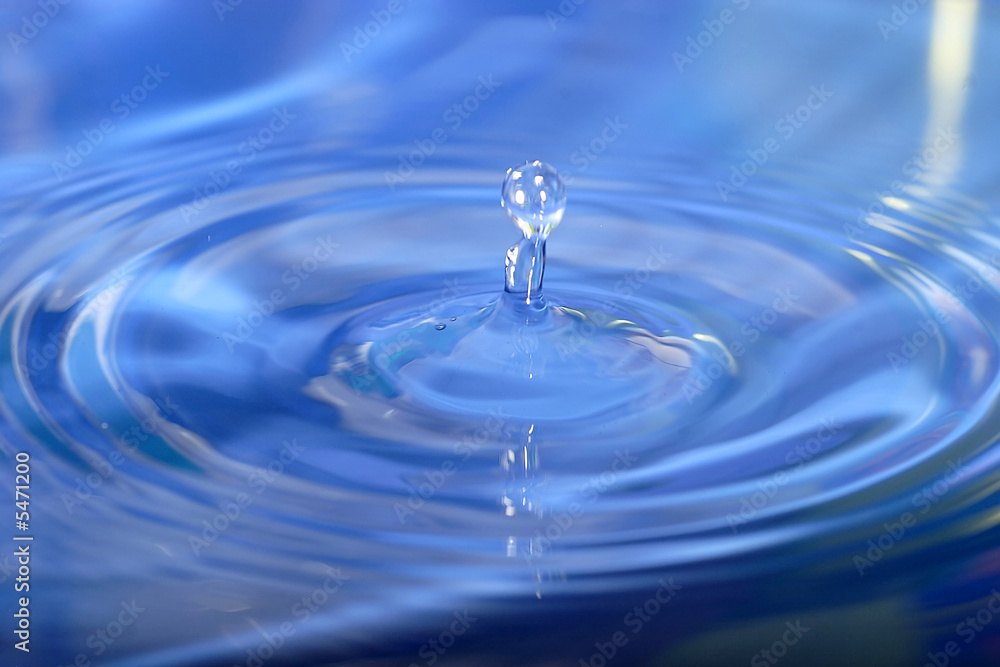Makroaufnahme eines Wassertropfens Makroaufnahme eines Wassertropfens