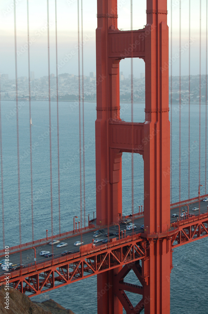 Obraz premium Wieczorny ruch Golden Gate