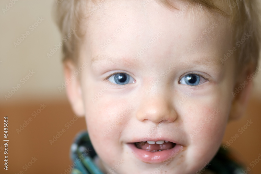 Small boy facial close - up portret with chocolate (indoor) Small boy facial close - up portret with chocolate (indoor)