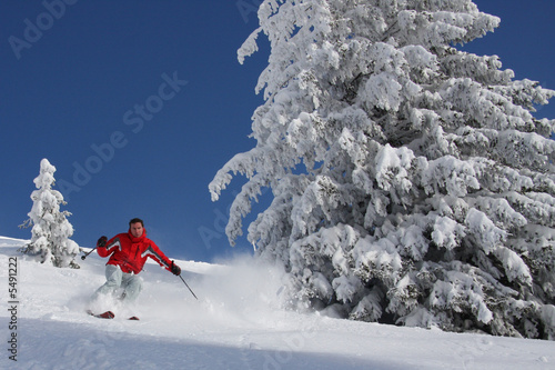 Skifahrer im Tiefschnee