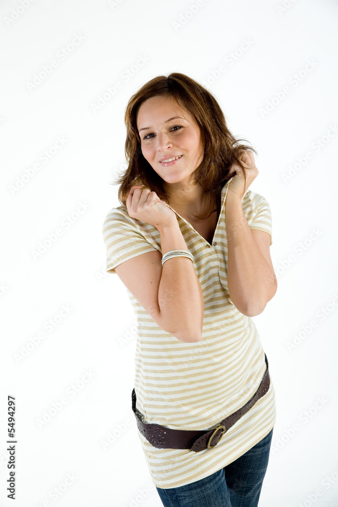 Hübsche Frau in sommerlicher Kleidung