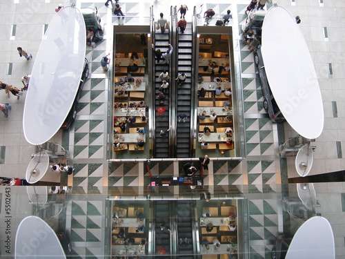 Einkaufszentrum mit rolltreppen in manhattan new york usa