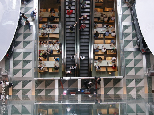 Einkaufszentrum mit rolltreppen in manhattan new york usa