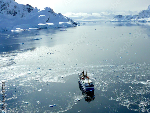 sarpik ittuk at alimirante brown, antarctica