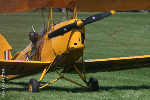 aeroplano biplano in rullaggio