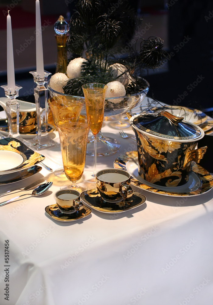 design decorated dinner table for Christmas