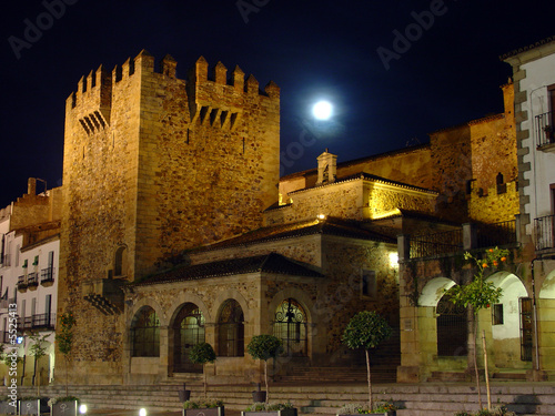 Luna llena sobre Caceres 