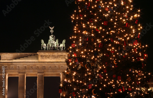 Weihnachtsbaum vorm Brandenburger Tor in Berlin