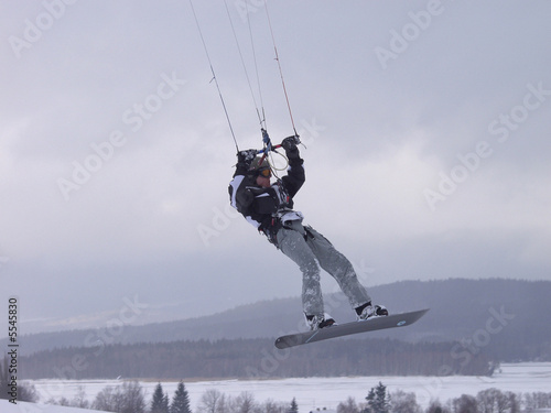 Snowkiter beim Absprung photo