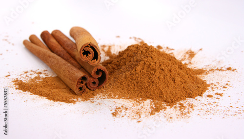 Cinamon - three sticks and powder
