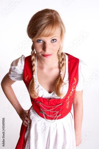 junge blonde Frau im Dirndl mit Zoepfen