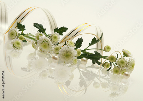 Canvastavla picture with flowers, three perls and reflections