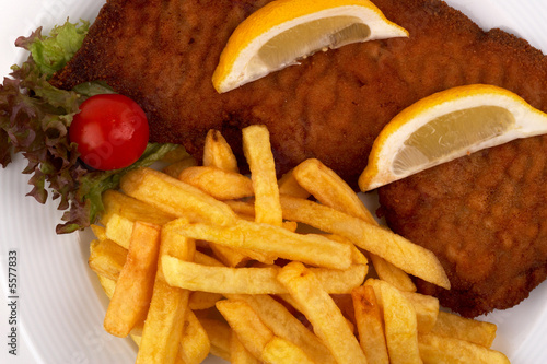 Fototapeta Naklejka Na Ścianę i Meble -  Schweineschnitzel mit Pommes Detail