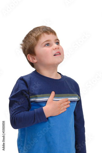 Canvas Print Child with hand on chest looking up