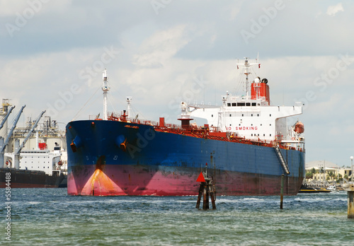 Heavy oceangoing cargo ship