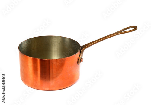 Casserole en cuivre détourée sur fond blanc
