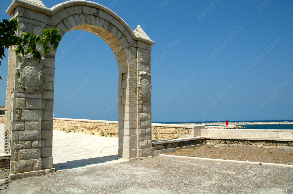 Arco in pietra sul mare
