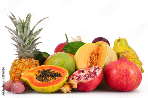 Fototapeta Naklejka Na Ścianę i Meble -  frutta fresca su fondo bianco
