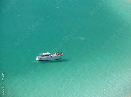 Boat over a crystalline turquoise beach in Arraial do Cabo © Elder Salles