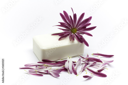 Seife mit Blume liegend