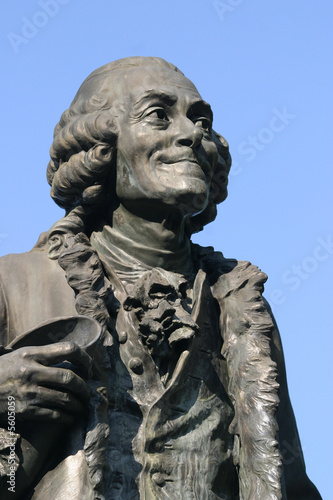 Statue de Voltaire à Ferney photo