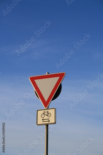 Verkehrsschild - Vorfahrt gewähren