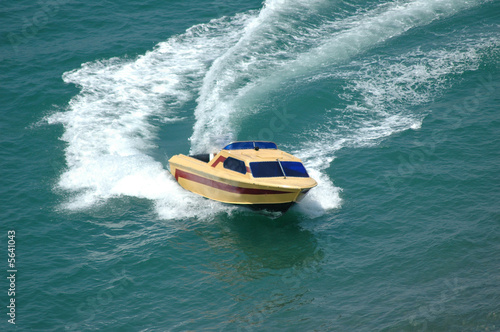 Motor boat making a turn in the sea © Elnur