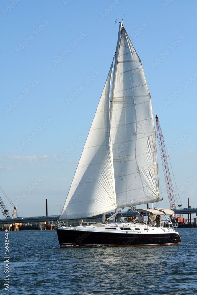 Naklejka premium sailboat in bay