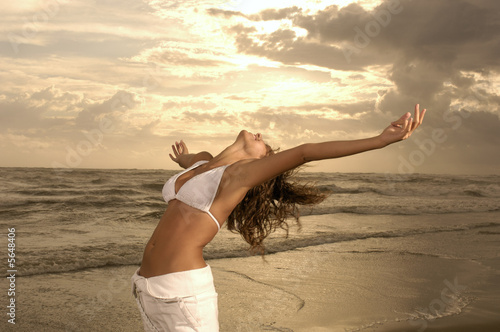 Meditazione in spiaggia d'inverno