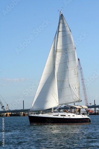 Photo sailboat in bay