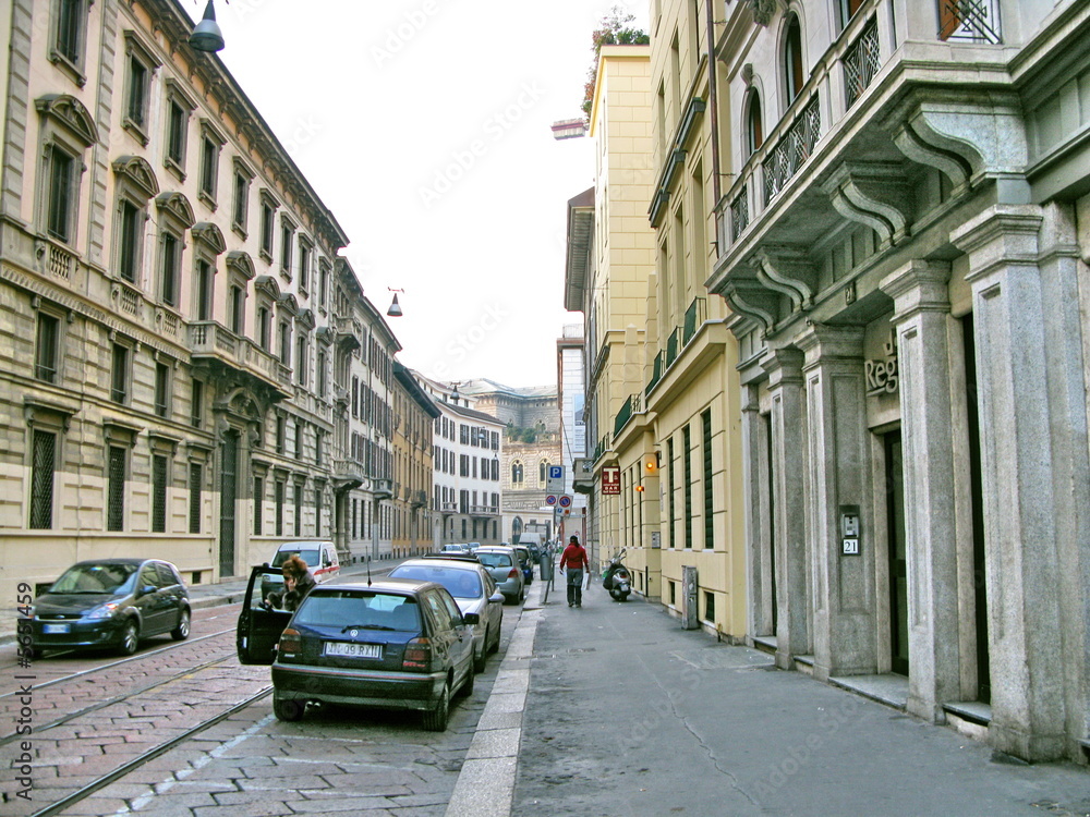 Milan, Italie, rue , trottoir et immeubles