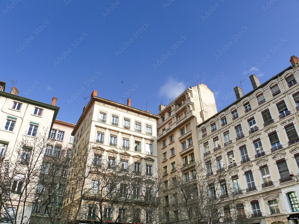 Lyon, France, Immeubles clairs sur une place