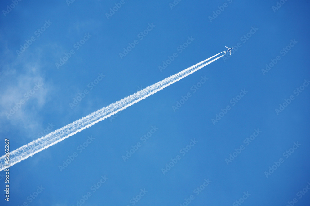 Obraz premium Ślad samolotu na niebie
