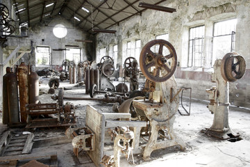 Tableau sur plexiglas Vieux bâtiments abandonnés Old abandoned factory with useless rusty machinery.  © Carlos Caetano