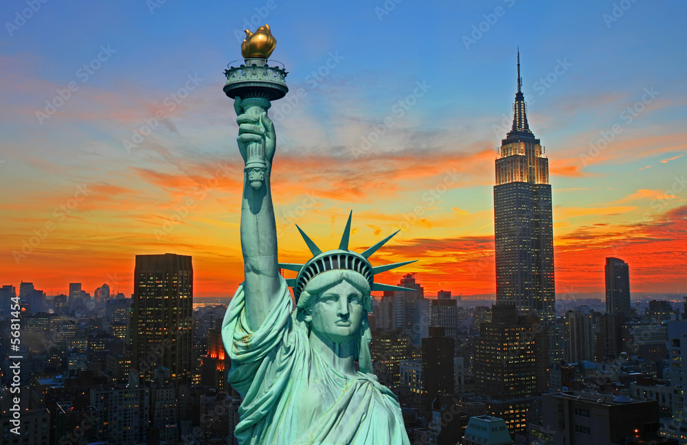 Fototapeta premium The Statue of Liberty and New York City skyline