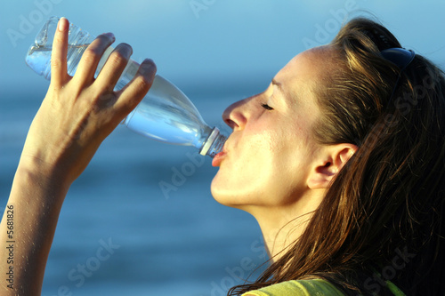 Frau trinkt Wasser