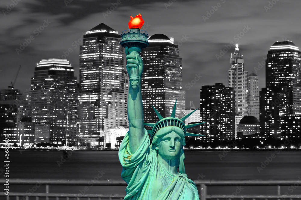 Fototapeta premium Statue of Liberty and New York City skyline