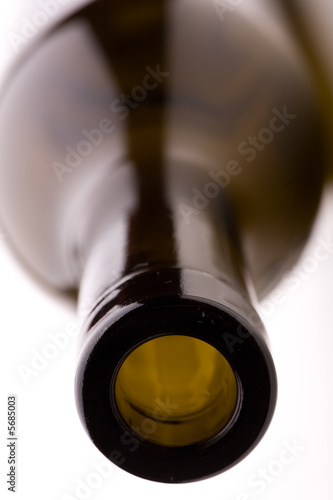 Flaschenhals geöffneter Flasche für Wein aus Buntglas