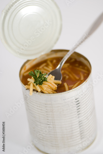 Konservendose mit Spaghetti