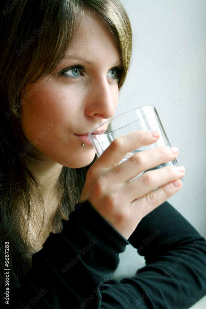 Wasserglas und Frau
