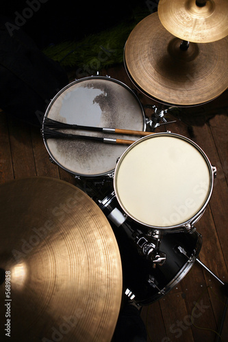Photographie drum set in dramatic light on a black background