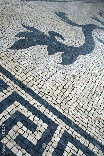adoquines de piedra. pavimento en un parque de olivenza photo