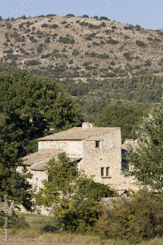 Mas provençal dans la garrigue