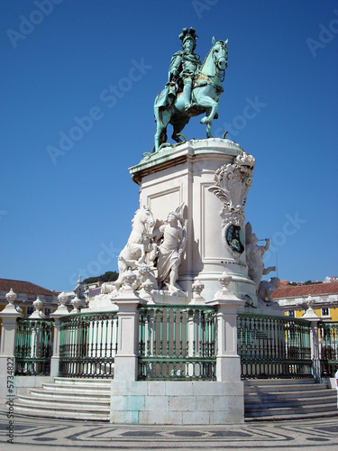 Estátua no Terreiro do Paço em Lisboa, Portugal photo