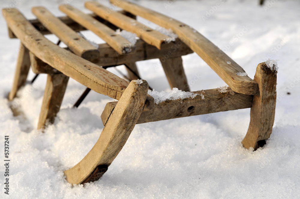 alter Schlitten im Schnee im Winter StockFoto Adobe Stock