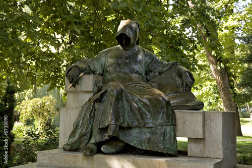 Photography statue d'anonymus, chateau de vajdahunyad, budapest