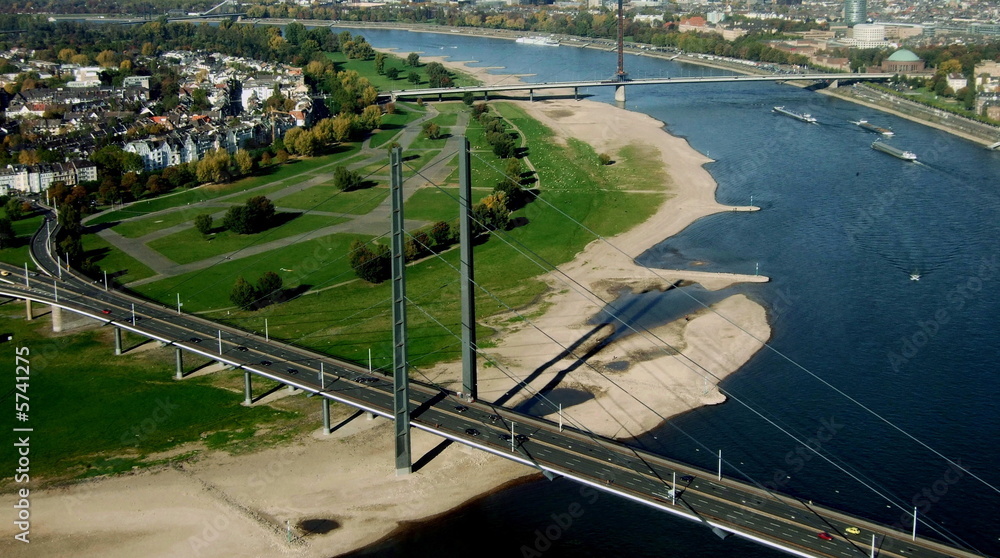 Düsseldorf Oberkassel m. Rheinwiesen u. Rheinkniebrücke