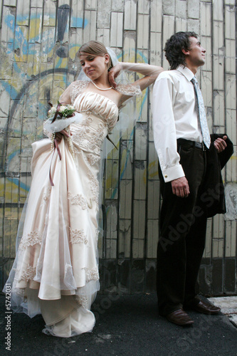 groom and bride ang a graffity wall © Alena Kovalenko