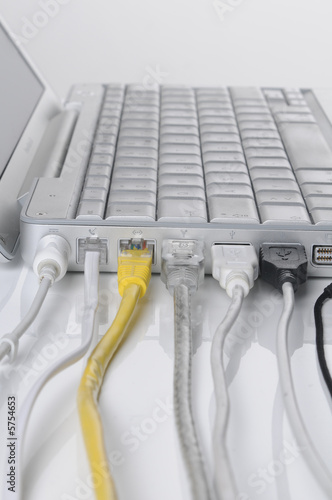 verkabelter Laptop